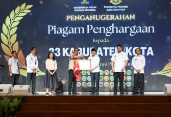 Wali Kota Tebing Tinggi Terima Penghargaan dari Kementerian Hukum RI 