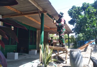 Perbaiki rumah warga desa binaan