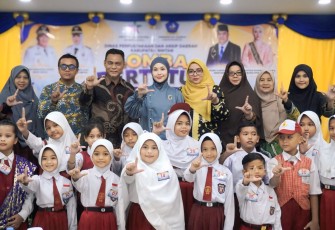 Bunda Literasi Kabupaten Bintan, Hafizha Rahmadhani, secara resmi membuka kegiatan Lomba Bertutur Tingkat SD/MI Se-Kabupaten Bintan Tahun 2026 yang diselenggarakan oleh Dinas Perpustakaan dan Arsip Daerah Kabupaten Bintan, Kamis (11/06)