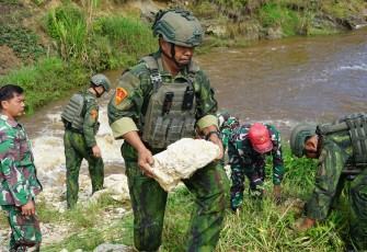 TNI AL Satgas Yonif 2 Marinir dan Kodim 1703/Deiyai Bersinergi Bangun Harapan Warga Melalui Jembatan Garuda 