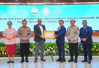 Kapolri Jenderal Listyo Sigit Prabowo menerima sertifikat International Baccalaureate Diploma Programme (IBDP) untuk SMA Kemala Taruna Bhayangkara (KTB) di Gedung Utama Mabes Polri