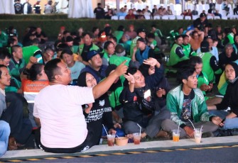 Wakapolri Komjen Pol. Prof. Dr. Dedi Prasetyo, S.H., M.Hum., M.Si., M.M. membuka kegiatan “Nonton Bareng Pildun 2026: Bola Gembira Polri untuk Masyarakat” di Lapangan Bhayangkara Mabes Polri