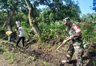 Babinsa dan Warga Desa Bulu Turun Tangan Bersihkan Saluran Air