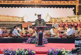 Kapolda Jatim Gaungkan Semangat Jogo Jawa Timur di Pagelaran Wayang Kulit Hari Bhayangkara ke - 80*