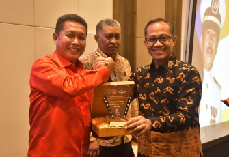 Dankodaeral VI Serahkan Bantuan Alat Selam Dari Kasal