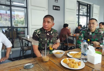 Pangdam XIV/Hasanuddin Mayjen TNI Bangun Nawoko didampingi Dandim 1408/Makassar Kolonel Kav Ino Dwi Setyo Darmawan melaksanakan kegiatan ngopi dan dialog santai bersama sejumlah masyarakat di Warung Kopi (Warkop) Ko Heng, Jl. Gunung Latimojong, Kota Makassar
