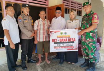 Babinsa dan Bhabinkamtibmas Kawal Penyaluran BLT di Sukowetan