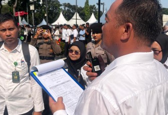 Pengadilan Negeri Jakarta Pusat (PN Jakpus) melakukan eksekusi lahan dan bangunan Hotel Sultan, Jakarta ke negara dibantu aparat Polri dan TNI