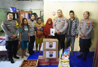 Kapolres Brebes AKBP Lilik Ardhiansyah, S.H., S.I.K., M.H. didampingi Wakapolres Brebes Kompol Ryke Rahmadhila, S.H., S.I.K., M.H. serta Kapolsek Jatibarang mengunjungi kediaman Ibu Kusmiah di Desa Bojong, Kecamatan Jatibarang, Kabupaten Brebes, Kamis (18/6/2026)