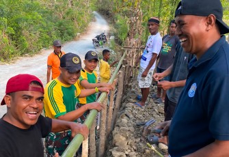 Semangat Karya Bakti, Yonarmed 12 Kostrad Bersama Masyarakat Bangun Fasilitas Posyandu