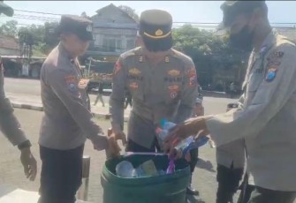Personel Polres Blitar Bersihkan Sampah Usai Layanan Pengamanan Aksi Unjuk Rasa
