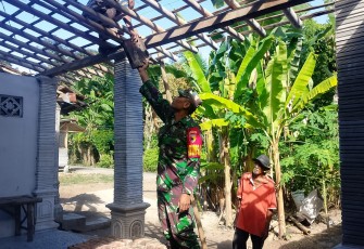 Gotong Royong Babinsa dan Warga Wujudkan Rumah Layak Huni bagi Keluarga di Krandegan