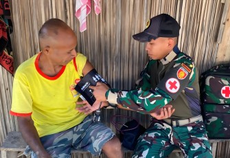 Yonarmed 12 Kostrad Laksanakan Yankes Keliling di Sarabau