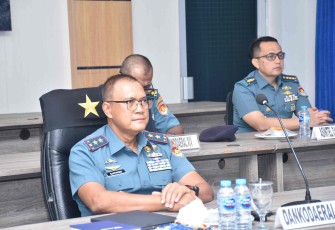 Komandan Komando Daerah  TNI Angkatan Laut  XIV (Komandan Kodaeral XIV) Sorong, Laksamana Muda TNI Djatmoko, S.T., M.M., CHRMP, mengikuti Vicon