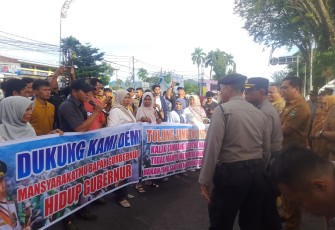 Di bawah terik matahari, puluhan ibu rumah tangga bersama para pekerja tambang membentangkan spanduk berisi harapan dan permohonan kepada pemerintah agar mempertimbangkan nasib ribuan keluarga yang menggantungkan hidup dari aktivitas tambang rakyat