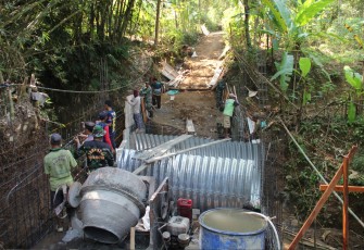 Kodim 0806/Trenggalek Bangun Jembatan Armco, Perkuat Akses Desa Tegaren-Dermosari
