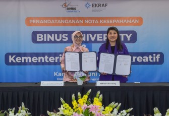 Sekretaris Kementerian Ekonomi Kreatif, Dessy Ruhati, menandatangani Nota Kesepahaman (MoU) Kementerian Ekonomi Kreatif dengan Universitas Bina Nusantara di Jakarta, Kamis (25/6/2026)