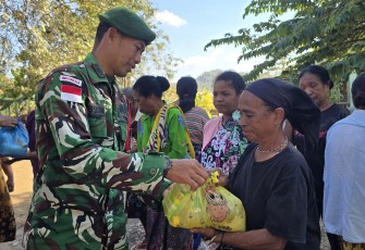 Yonarmed 12 Kostrad Bagikan Sembako kepada Warga Kurang Mampu di Atambua Barat
