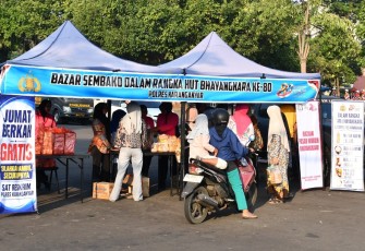 Polres Karanganyar menggelar bazar sembako murah di Plaza Alun-Alun Kabupaten Karanganyar, Jumat (26/6/2026)