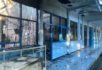 Kondisi ruang TU dan ruang kepala sekolah SMPN 2 Karangpandan usai terbakar pada Rabu (1/7/2026)