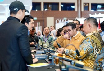 Menteri Ekonomi Kreatif/Kepala Badan Ekonomi Kreatif (Ekraf), Teuku Riefky Harsya, mengunjungi salah satu jenama lokal pada Jakarta X Beauty 2026 di Jakarta International Convention Center (JICC), Rabu (1/7/2026)