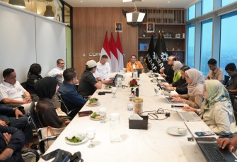 Menteri Ekonomi Kreatif/Kepala Badan Ekonomi Kreatif (Ekraf), Teuku Riefky Harsya (tengah), menerima audiensi dengan aliansi industri event nasional di Kantor Kementerian Ekonomi Kreatif, Jakarta, Rabu (1/7/2026)