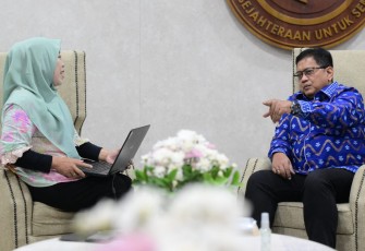 Wamentrans Viva Yoga bersama Eka Britishpedia di Jakarta, Kamis (2/7)
