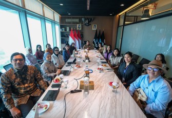 Menteri Ekonomi Kreatif/Kepala Badan Ekonomi Kreatif (Ekraf), Teuku Riefky Harsya menerima audiensi Indonesia Fashion Week (IFW) 2026 di Kantor Kementerian Ekonomi Kreatif, Jakarta, Kamis (2/7/2026)