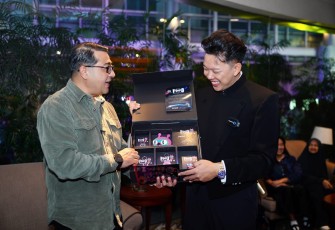 Menteri Ekonomi Kreatif/Kepala Badan Ekonomi Kreatif (Ekraf), Teuku Riefky Harsya (kiri), berbincang dengan Director sekaligus Founder SKAK Studio, Bayu Skak (kanan), saat menghadiri gala premiere film Foufo di Epicentrum XXI, Jakarta, Jumat (3/7/2026).