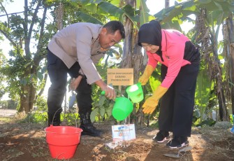 Polres Probolinggo Tanam Puluhan Pohon Kado Hari Bhayangkara ke - 80