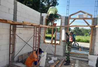 Hadir di Tengah Warga, Babinsa Desa Bulu Turun Tangan Bantu Wujudkan Rumah Impian