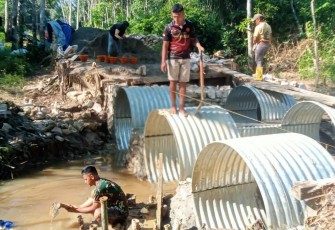 TNI dan Warga Gotong Royong Lanjutkan Pengecoran Abutmen Empat Jembatan
