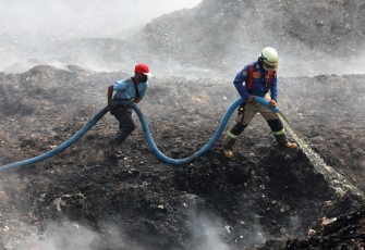Personel gabungan berjibaku memadamkan api kebakaran TPA Jatiwaringin, Tangerang dengan menggunakan semprotan air pada Senin (6/7)