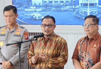 Anggota Komisi Kepolisian Nasional, Mochammad Choirul Anam didampingi Kapolda Kalimantan Tengah, menggelar konferensi pers