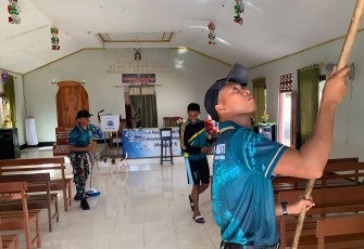 Yonarmed 12 Kostrad Bersama Masyarakat Gotong Royong Bersihkan Gereja Rehobot di Perbatasan