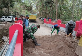Jembatan Harapan Dibangun Bersama, Babinsa dan Warga Candimulyo Perkuat Semangat Gotong Royong