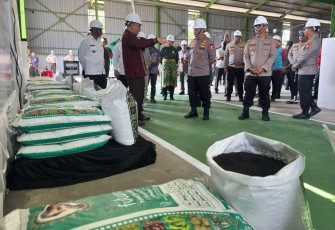 Kapolri Tinjau Pabrik Pupuk Batu Bara di Kampar, Lepas Distribusi 80 Ton Pupuk untuk Kelompok Tani Riau