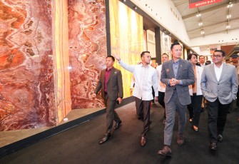 Menteri Koordinator Bidang Infrastruktur dan Pembangunan Kewilayahan, Agus Harimurti Yudhoyono (AHY) bersama Menteri Ekonomi Kreatif/Kepala Badan Ekonomi Kreatif (Ekraf), Teuku Riefky Harsya, menghadiri pembukaan IndoBuildTech Expo 2026 di Indonesia Convention Exhibition (ICE) BSD City