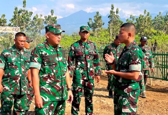 Danrem 081/DSJ Kolonel Arm Untoro Hariyanto mengunjungi Yonif TP 933/Macan Wilis yang berlokasi di Desa Salamrejo, Kecamatan Berbek, Kabupaten Nganjuk, Jawa Timur, Kamis (9/7/2026) 