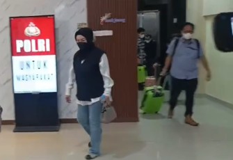 Bupati Sukoharjo, Etik Suryani, saat tiba di Mapolresta Solo untuk menjalani pemeriksaan, Kamis malam (9/7/2026)