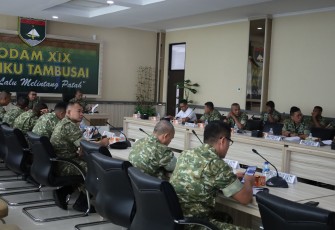 Asops Kasdam XIX/TT, Kolonel Inf Rendra Dwi Ardhani, S.E., M.Han saat memimpin kegiatan laporan awal kesiapan satgas Yonif 132/Bima Sakti