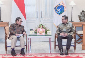 Menteri Ekonomi Kreatif/Kepala Badan Ekonomi Kreatif (Ekraf), Teuku Riefky Harsya (kanan), berbincang dengan Gubernur DKI Jakarta, Pramono Anung (kiri), saat audiensi di Balai Kota Provinsi DKI Jakarta, Kamis (9/7/2026)