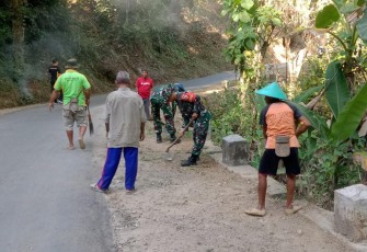 Kerja bakti bersihkan lingkungan
