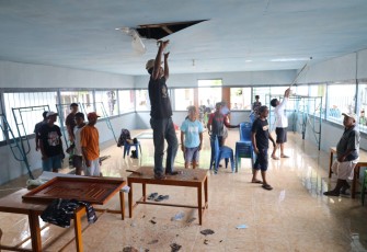 Manunggal Bersama Rakyat, TNl AL Kodaeral lX Gelar Karya Bakti Renovasi Fasum Negeri Saleman