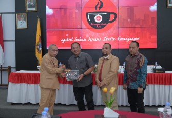 Peluncurkan program "Wedangan Ikadin" di Ruang Anthurium Rumah Dinas Bupati Karanganyar, Sabtu (11/7/2026)