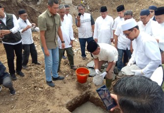 Panglima TNI Jenderal TNI Agus Subiyanto menghadiri kegiatan peletakan batu pertama (groundbreaking) pembangunan Masjid Al Kautsar di Komplek Griya Asri Cahaya Cipageran