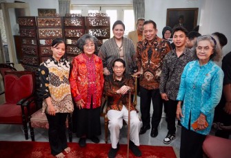 Menteri Koperasi (Menkop) Ferry Juliantono bersama Wakil Menteri Koperasi (Wamenkop) Farida Farichah mengunjungi rumah Bung Hatta di Jalan Diponegoro No. 57, Menteng, Jakarta Pusat.