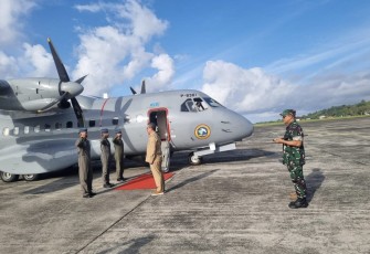 Komandan Kodaeral lX, Laksda TNl Hanarko Djodi Pamungkas, S.H.,M.H. mendampingi Gubernur Maluku, Hendrik Lewerissa dan Forkompinda Maluku meninjau pembangunan daerah 3T (Tertinggal, Terdepan dan Terluar