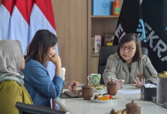 Wakil Menteri Ekonomi Kreatif/Wakil Kepala Badan Ekonomi Kreatif (Ekraf), Irene Umar (kanan), berdialog dengan Co-Founder sekaligus Art & Creative Director Imagispace, Mervi (kiri), saat menerima audiensi Imagispace di Kantor Kementerian Ekonomi Kreatif, Jakarta, Rabu (15/07/2026).