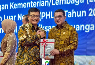 Menteri Ekonomi Kreatif, Teuku Riefky Harsya, menerima Laporan Hasil Pemeriksaan (LHP) atas Laporan Keuangan Kementerian/Lembaga dan Pinjaman/Hibah Luar Negeri Tahun 2025 dari Badan Pemeriksa Keuangan (BPK) RI di Badan Diklat PKN BPK RI, Jakarta, Kamis (16/7/2026)